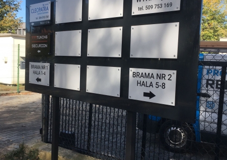 Tablica informacyjna z wymiennymi tabliczkami najemców