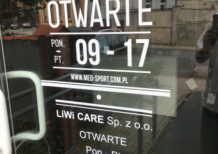 MedSport - oklejenie drzwi szklanych