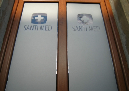 Santi Med - oklejenie okien folią mrożoną