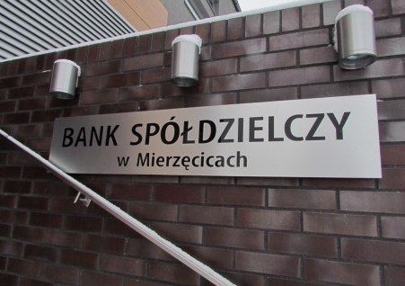 Bank Spółdzielczy - tablica zew. z dystansem