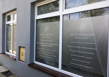 Instytut Podologii - oklejenie witryn folią mrożoną i białą ploterową