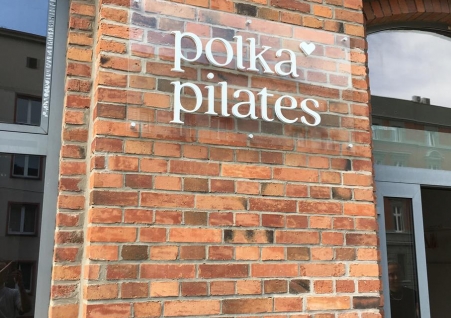 Polka Pilates - Logotyp na szkle z elementami 3D z PCV białego z licem z dibondu