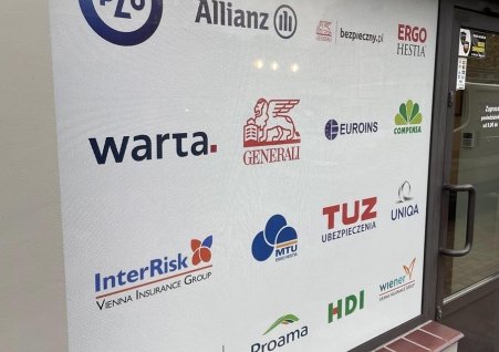 Ubezpieczenia - Oklejenie szyby folią OWV