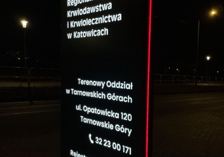 Centrum Krwiodawstwa Tarnowskie G&oacute;ry - Pylon LED 3x1m efekt świetlny