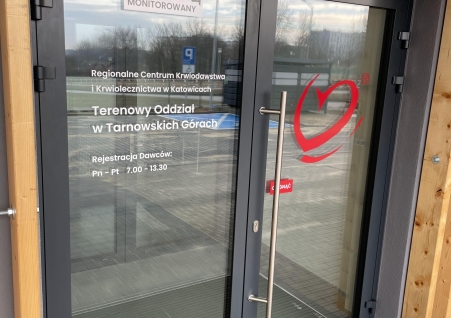 Centrum Krwiodawstwa Tarnowskie G&oacute;ry - oklejenie przeszkleń w budynku