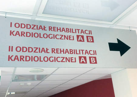  Wykonanie kompleksowego oznaczenia w nowo wybudowanym budynku szpitalnym na terenie GCR REPTY Tarnowskie Góry. Tablice kierunkowe - projekt, wykonanie i montaż