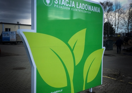 Ścianka pod ładowarkę z konstrukcją stalową, produkcja i montaż ścianki