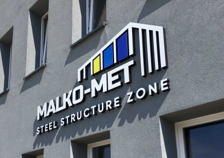 Malko-Met - logo 3D na budynku z frezowanego dibondu i XPS, litery 3D na budynku - produkcja i montaż