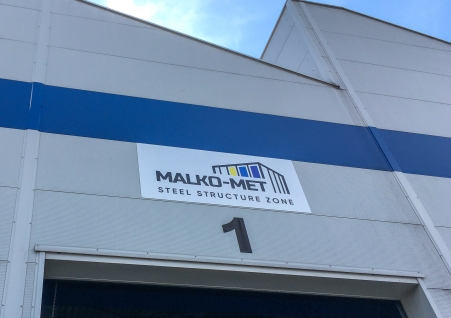 Malko-Met - tablica na budynku, projekt i montaż