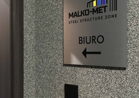 Malko-Met - tabliczka informacyjna przydrzwiowa Dibond srebrny drapany