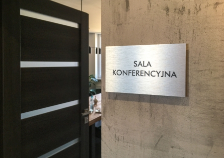 Malko-Met - tabliczka informacyjna przydrzwiowa Dibond srebrny drapany 2