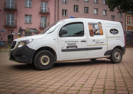 Restauracja Imbirowy Dworek - Tarnowskie Góry - oznaczenie pojazdu i budynku