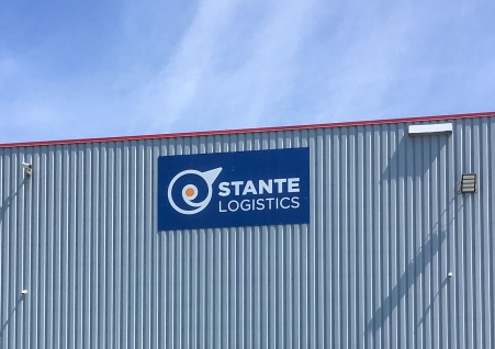 Stante Logistics - Szyld 4x2m na hali magazynowej