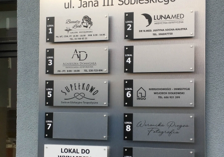 Tablica informacyjna 2x1,5m z tabliczkami na dystansach