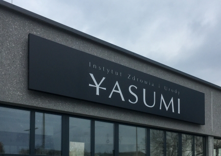 Yasumi - kaseton świetlny wielkoformatowy LED. Produkcja i montaż kasetonów świetlnych LED.